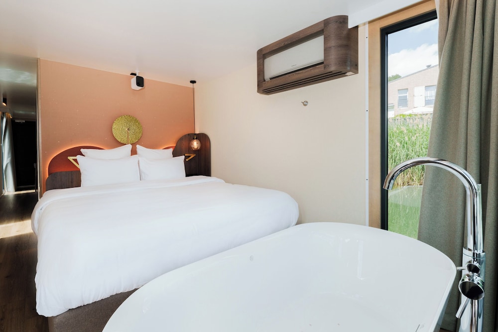 Superior Suite, Overwater
