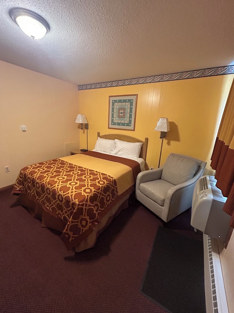 One Queen Bedroom photo 1