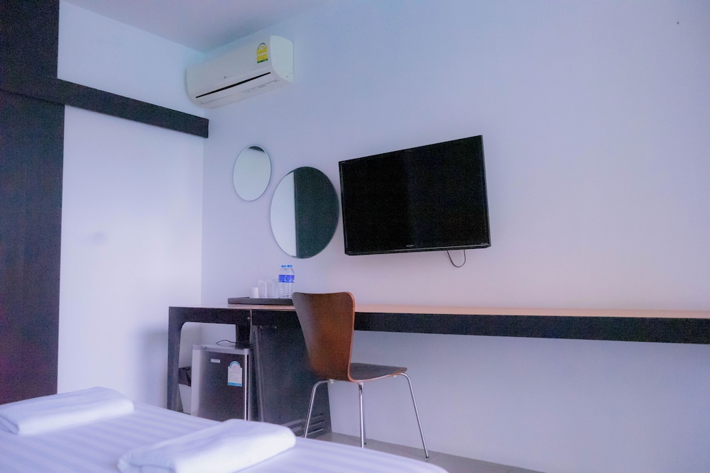 Deluxe Double Room with Pool View - Photo 4