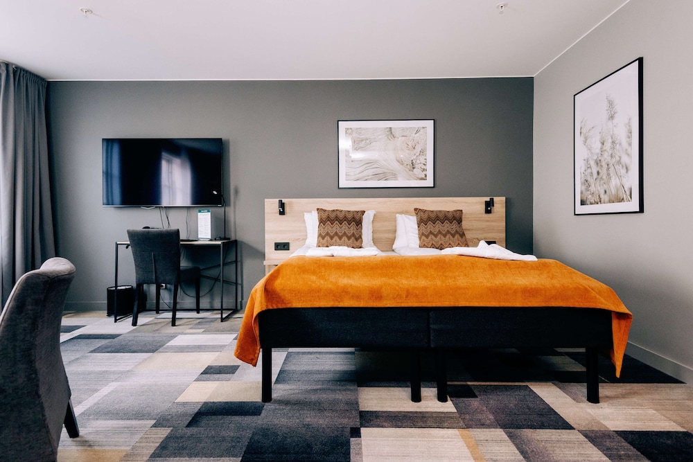 Deluxe Room, 1 King Bed, Non Smoking (With Sofabed) - Photo 1