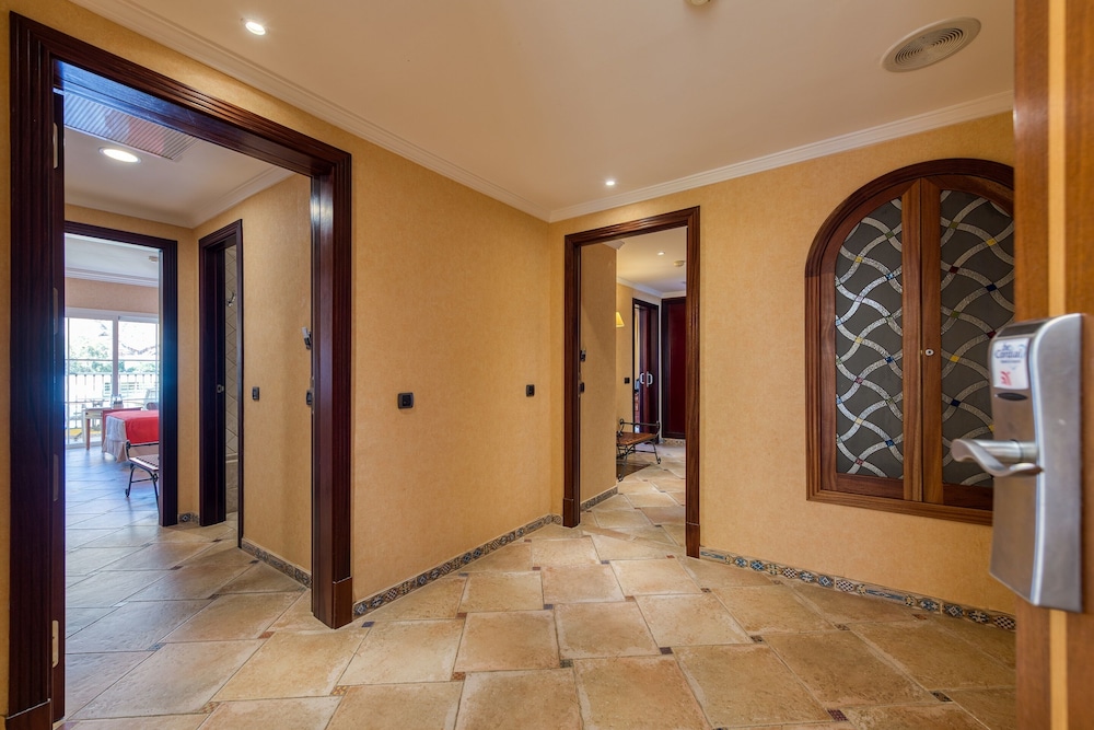 Family Room (3 Adults)