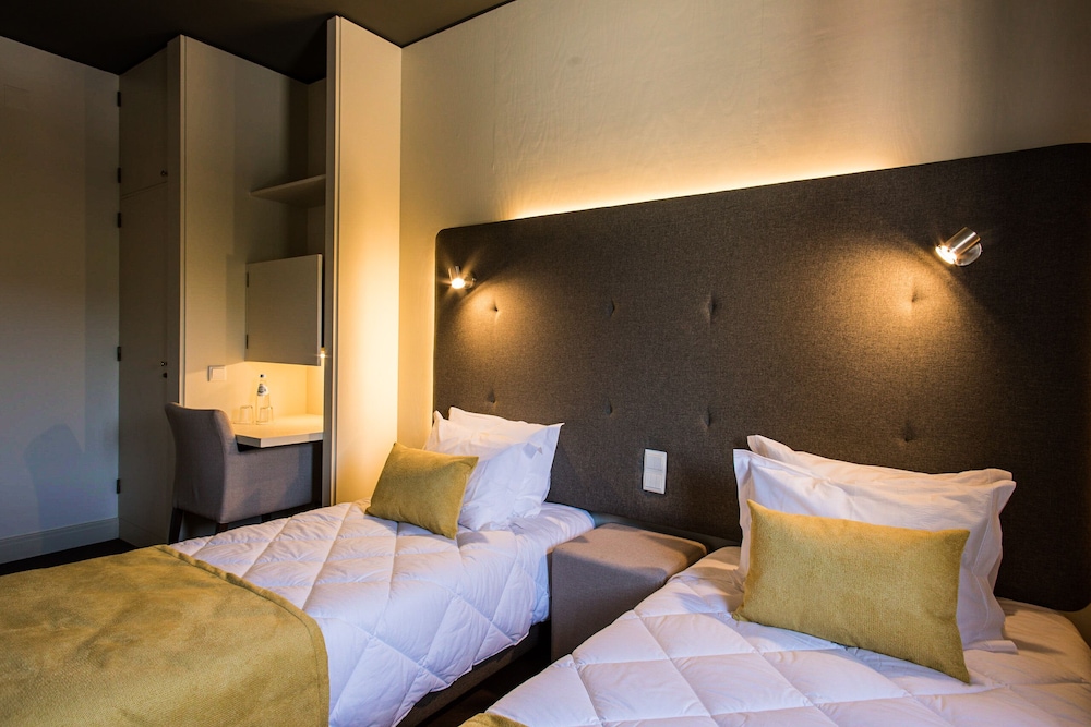 Premium Twin Room - Photo 1