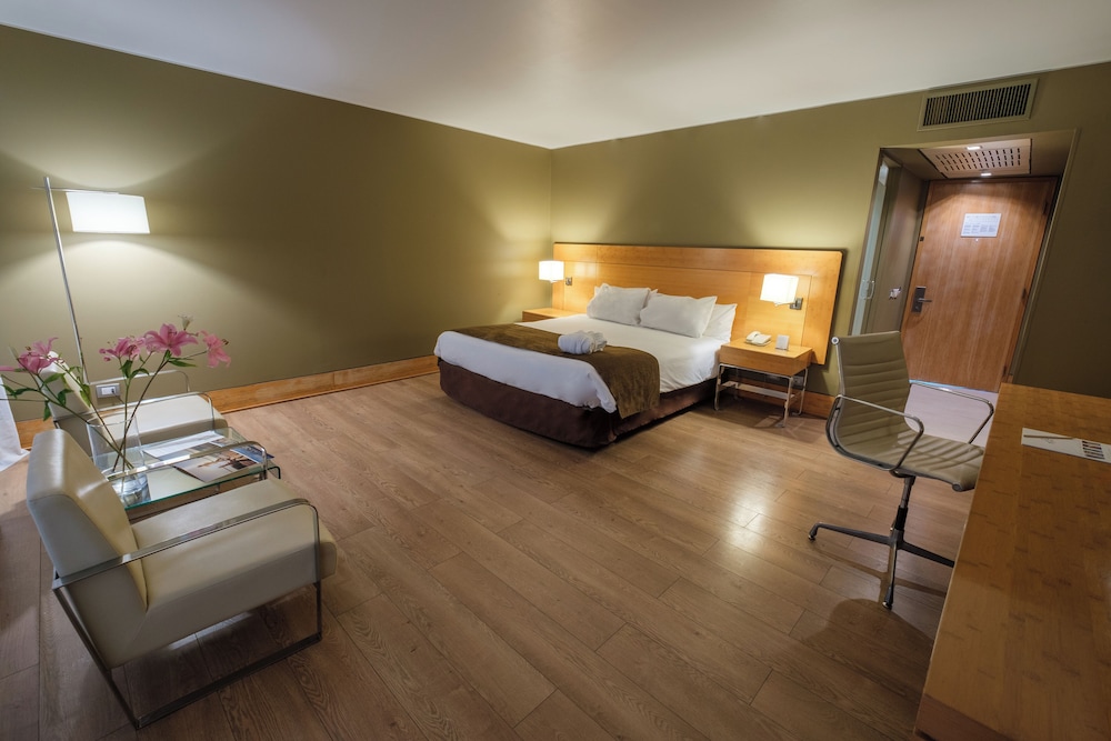 Suite, 1 King Bed - Photo 1