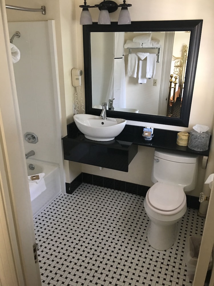Standard Single Room, 1 King Bed photo 2