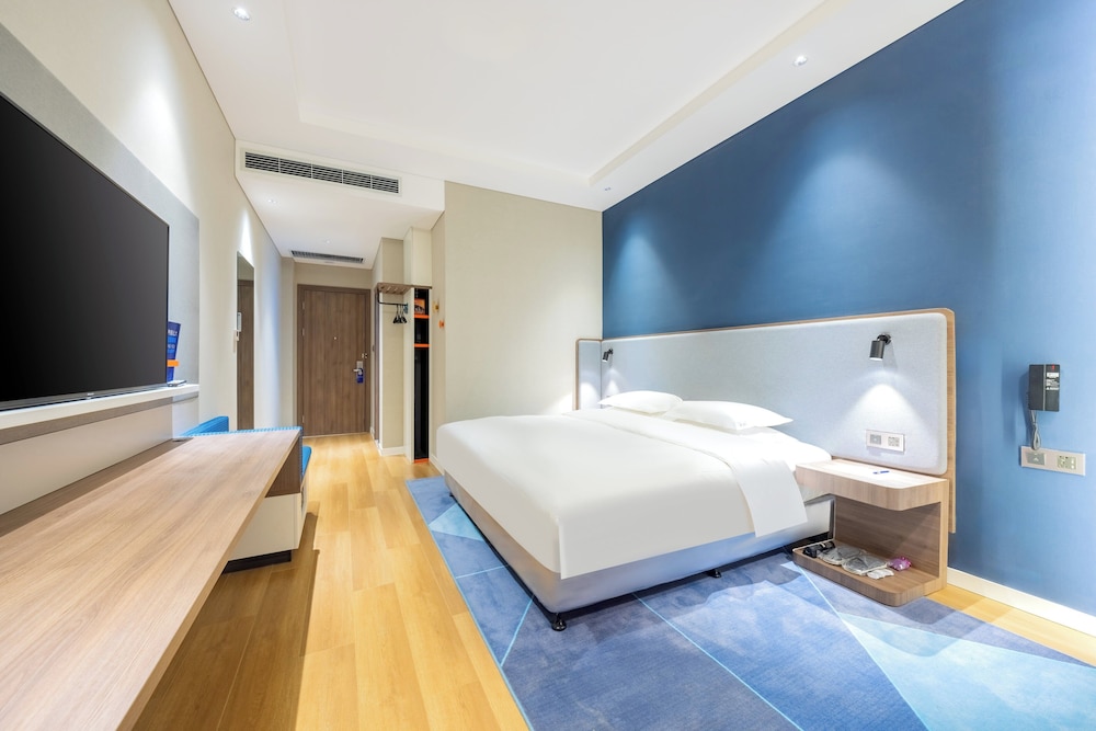 Standard Room, 1 King Bed (Extra Floor Space) - Photo 4