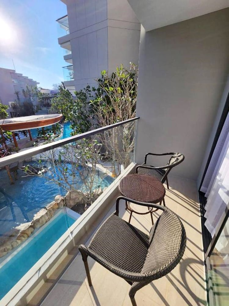 Deluxe Room, Pool View - Photo 4