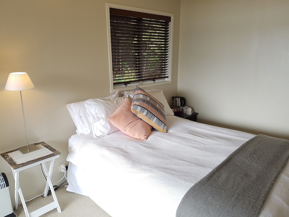 Standard Room, 1 Queen Bed, Balcony, Ocean View photo 2