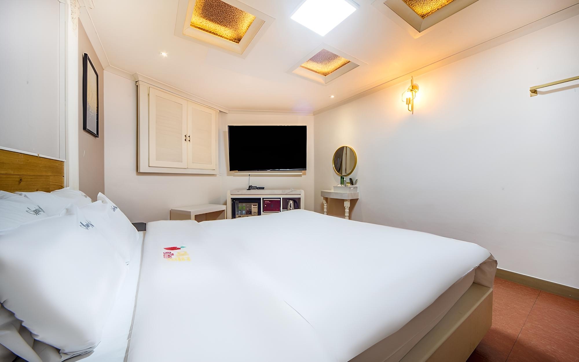 Room (Deluxe (Netflix available 70-inch TV)) - Photo 13