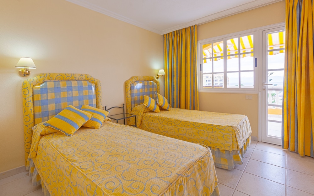 Standard Apartment, 3 Bedrooms, Terrace, Sea View photo 3