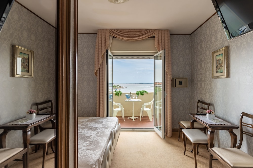 Panoramic Double or Twin Room photo 2