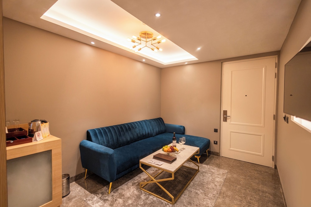 Executive Suite - Photo 8