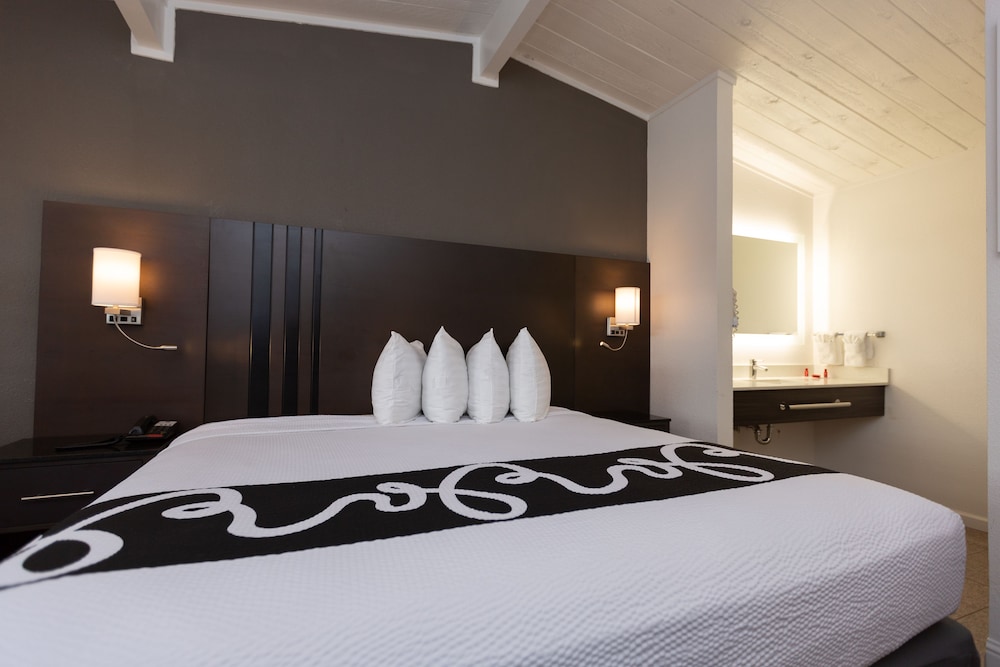 Standard Room, 1 King Bed, Accessible, Bathtub - Photo 2