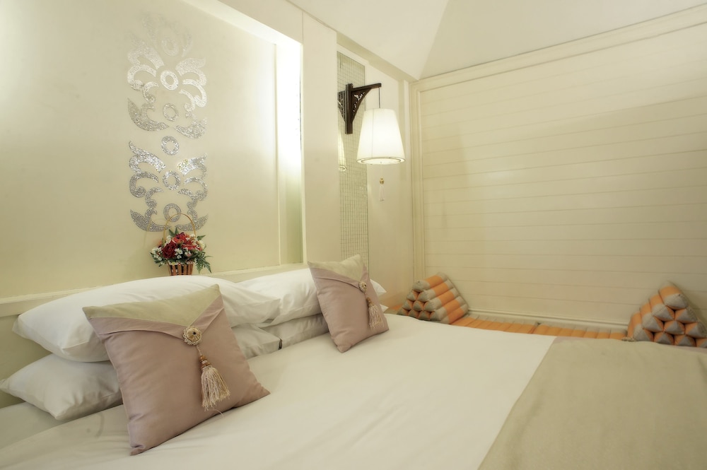 One Bedroom Suite - Photo 7