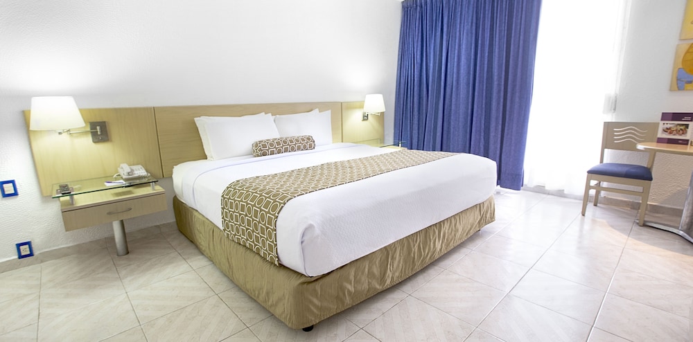 Deluxe Room, 1 King Bed, Balcony, Partial Ocean View - Photo 3