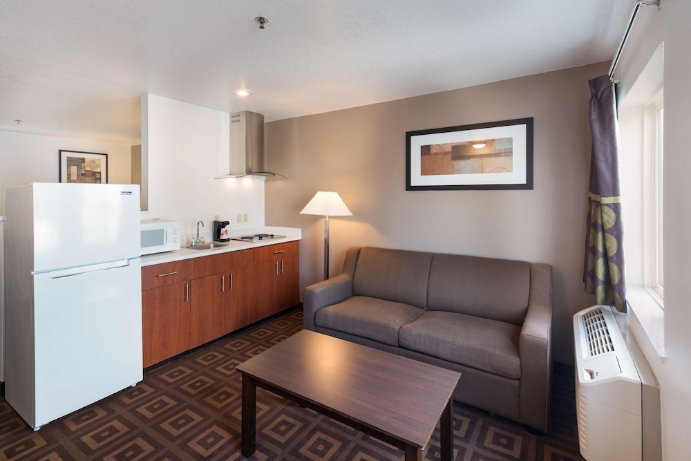Suite, 1 King Bed, Kitchen - Photo 3