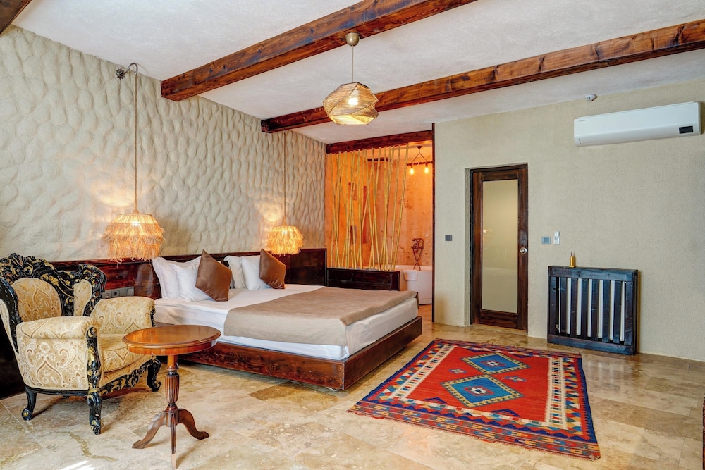 Royal Stone Suite with Jacuzzi - Photo 1