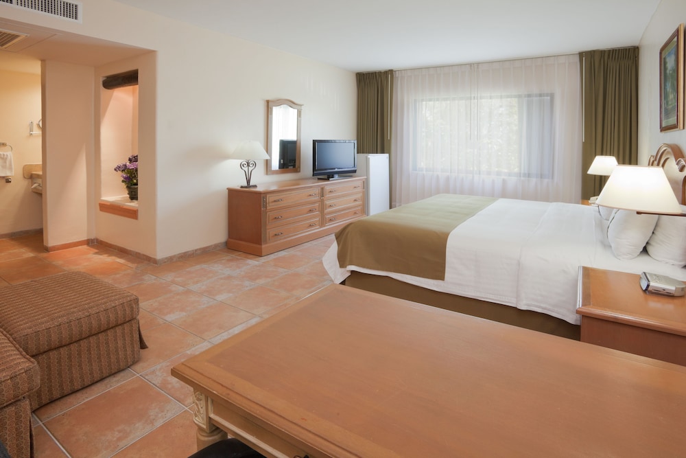 Suite, 1 Bedroom - Photo 2