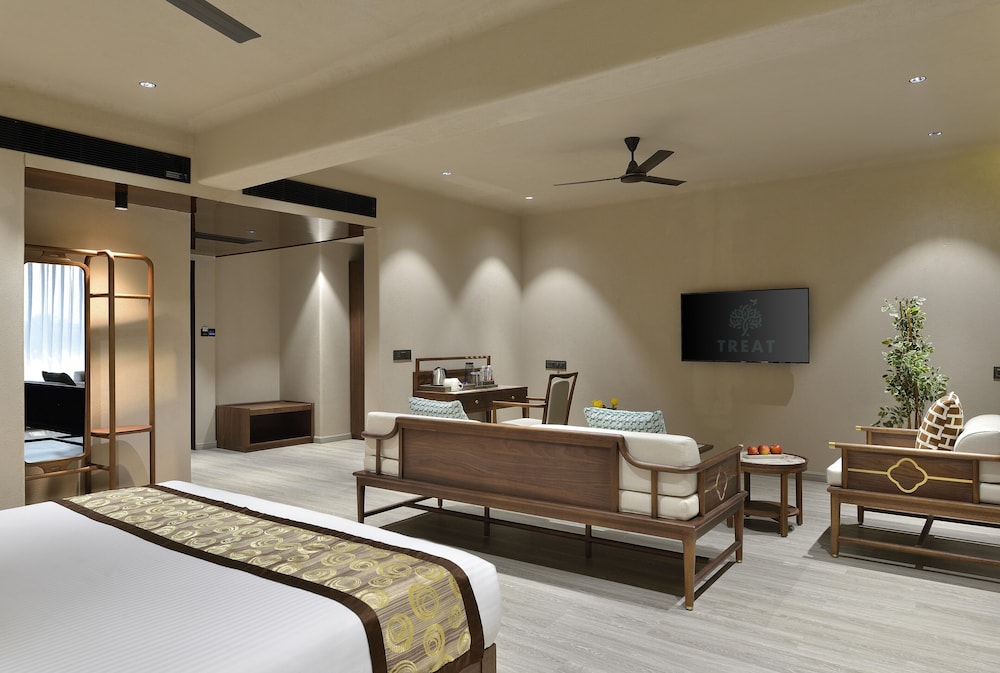 Executive Suite - Photo 3