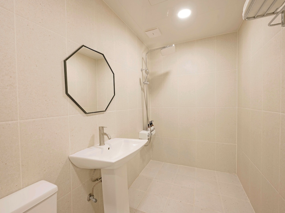 Standard Double Room - Photo 8