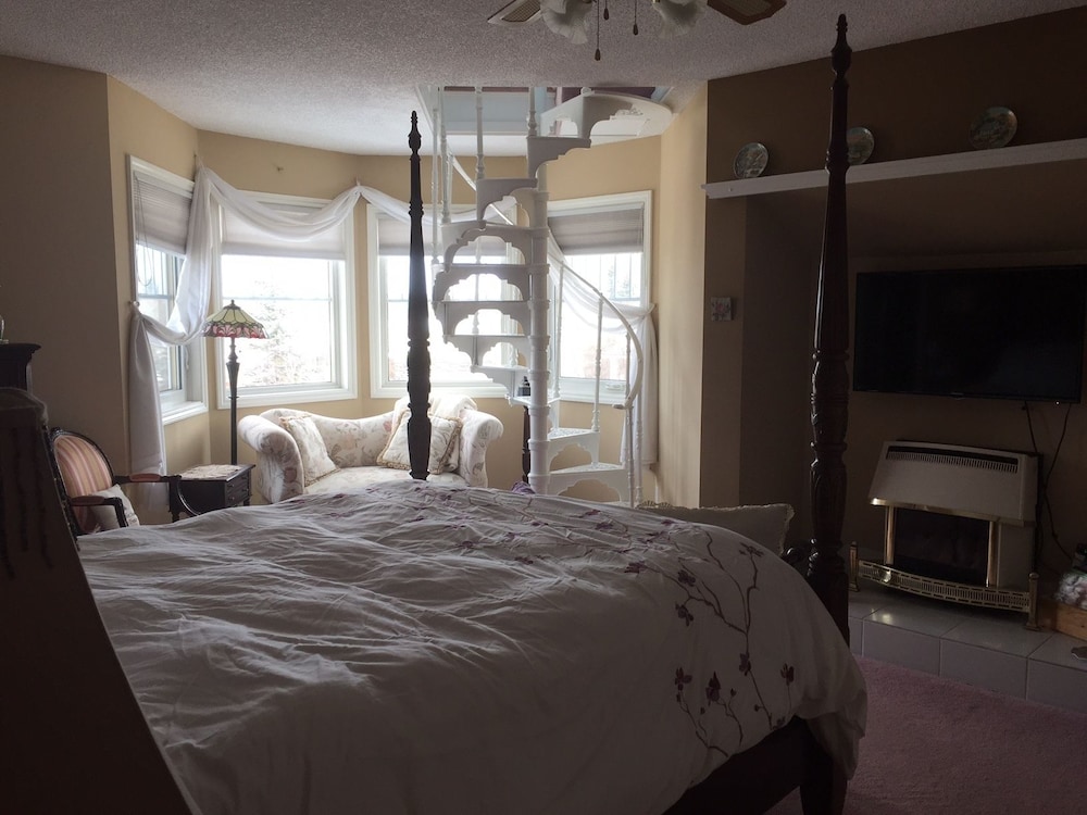 Suite, 1 Queen Bed, Private Bathroom