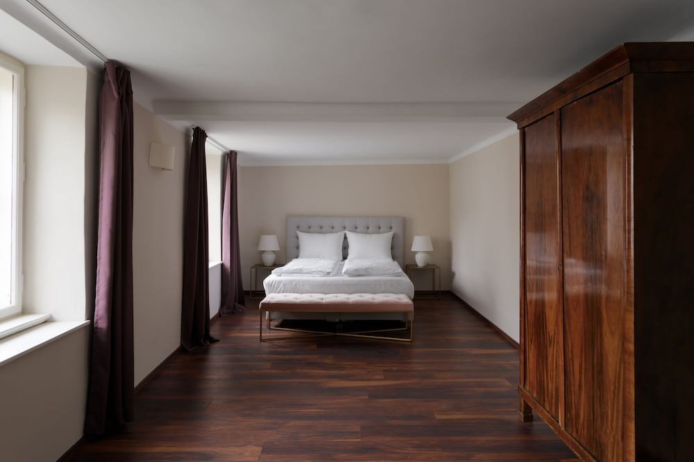 Large 1 Bedroom Apartment with Sofa Bed - Photo 18