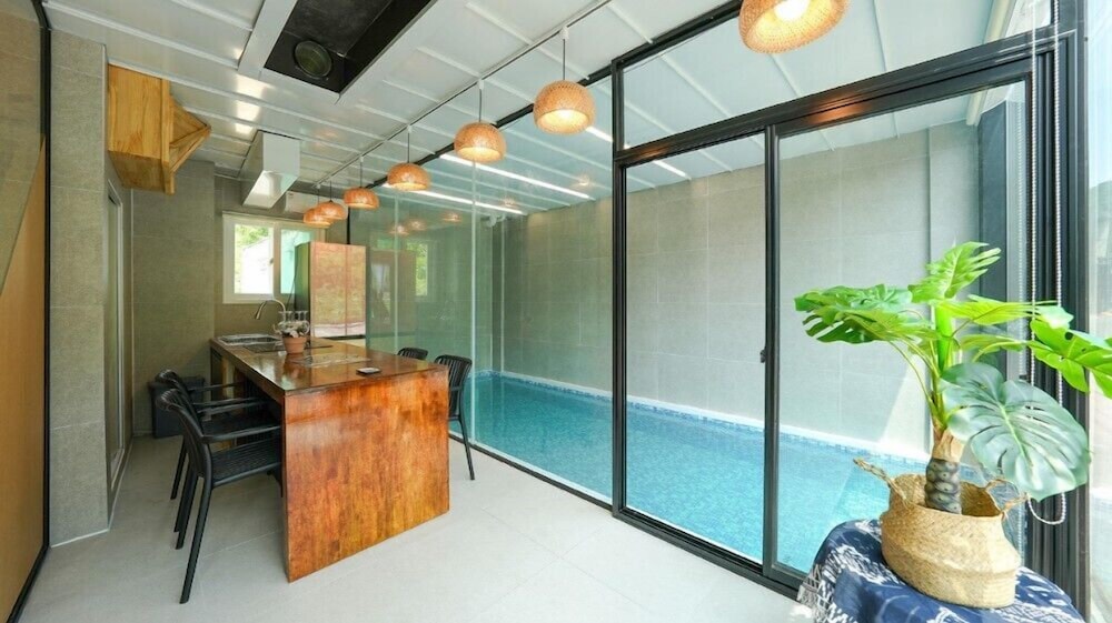 Room (F2) - Photo 4