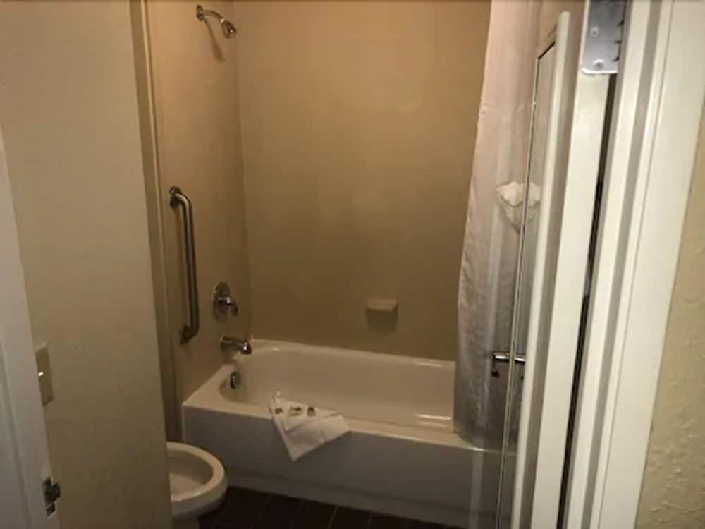 Standard Room, 1 King Bed, Non Smoking - Photo 5