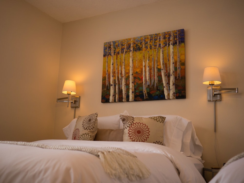 Private Room, Queen and Twin Bed, Private Bathroom, Room A, Arctic Fox photo 2