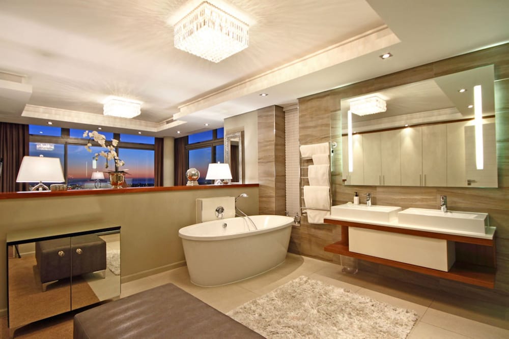 Three-Bedroom Exclusive Penthouse - Photo 26