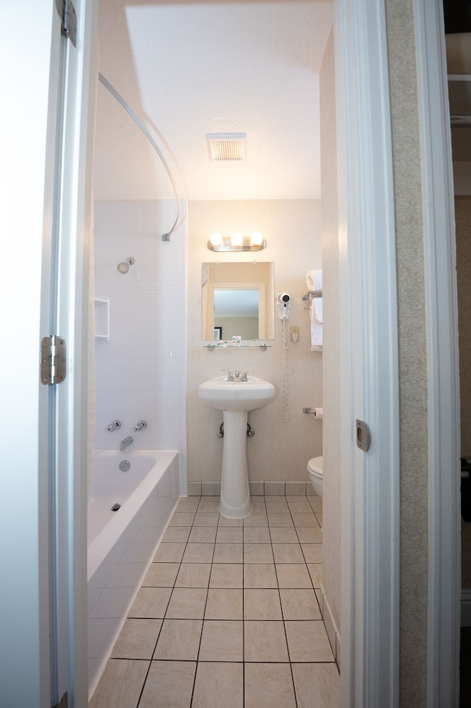 Standard Room, 2 Queen Beds, Refrigerator & Microwave - Photo 4
