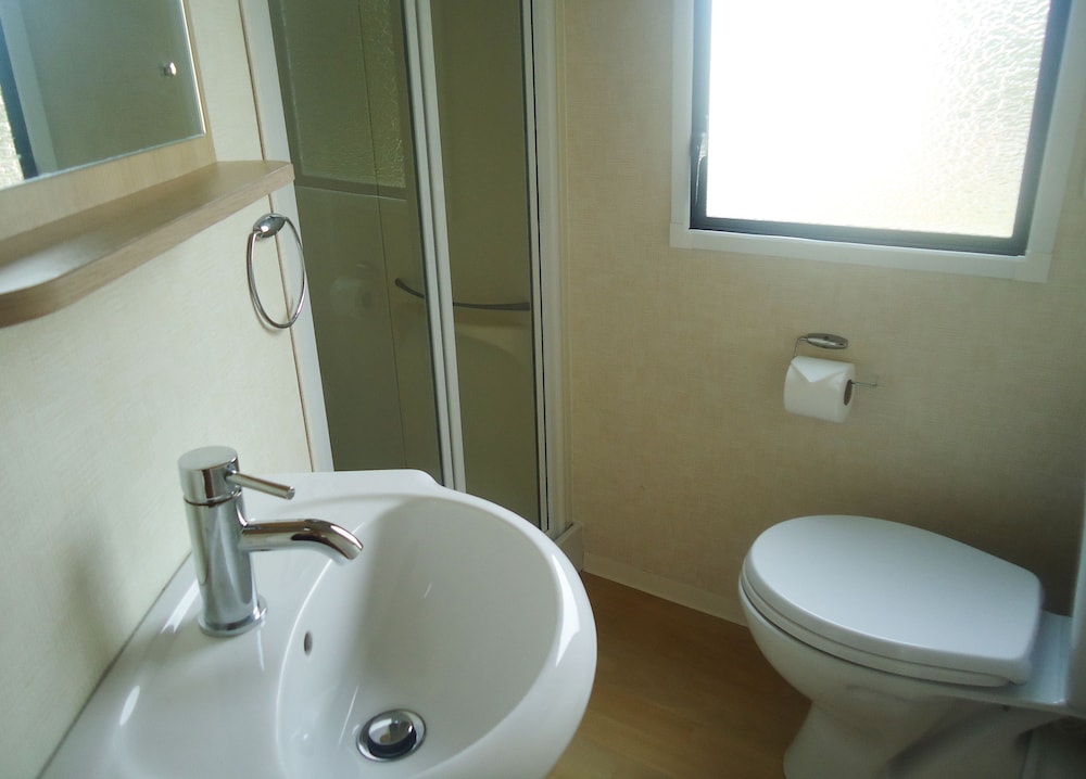 Caravan (Burgundy) photo 2