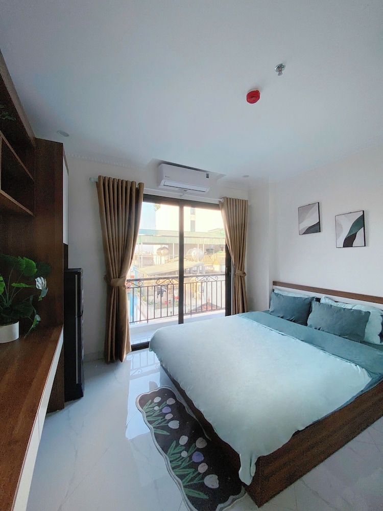 Studio, Balcony