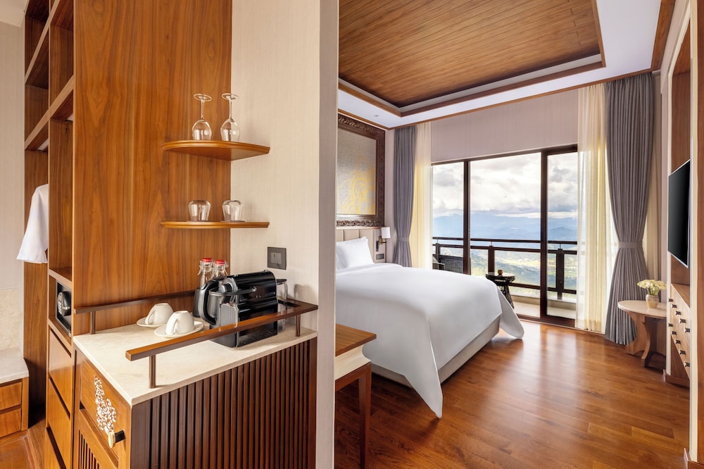 Deluxe Room, 1 King Bed - Photo 1