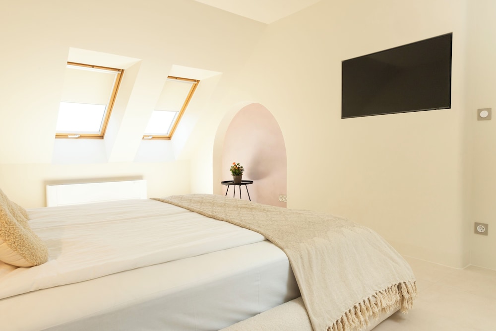 Luxury Apartment - Photo 3
