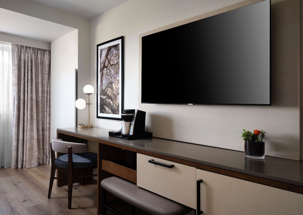 Deluxe Room, 1 King Bed, Accessible - Photo 3