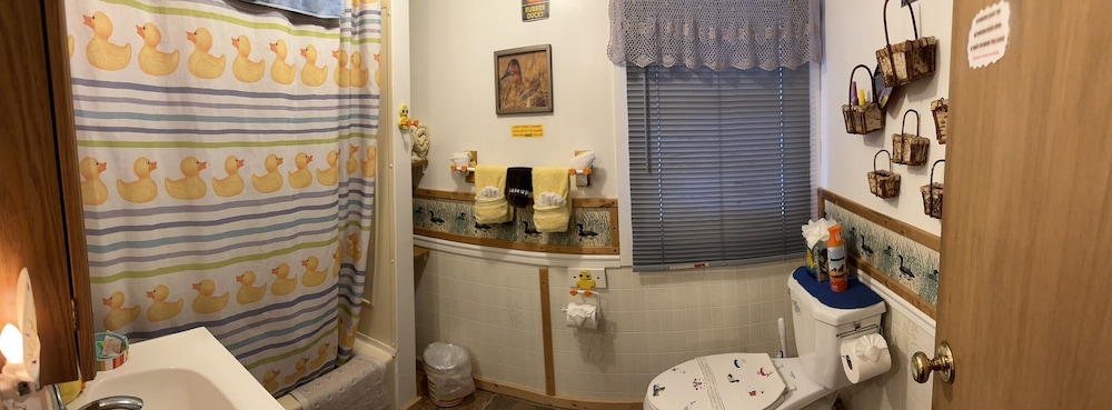 Basic Cabin, 1 Queen Bed, Kitchen (Cabin #4) photo 2