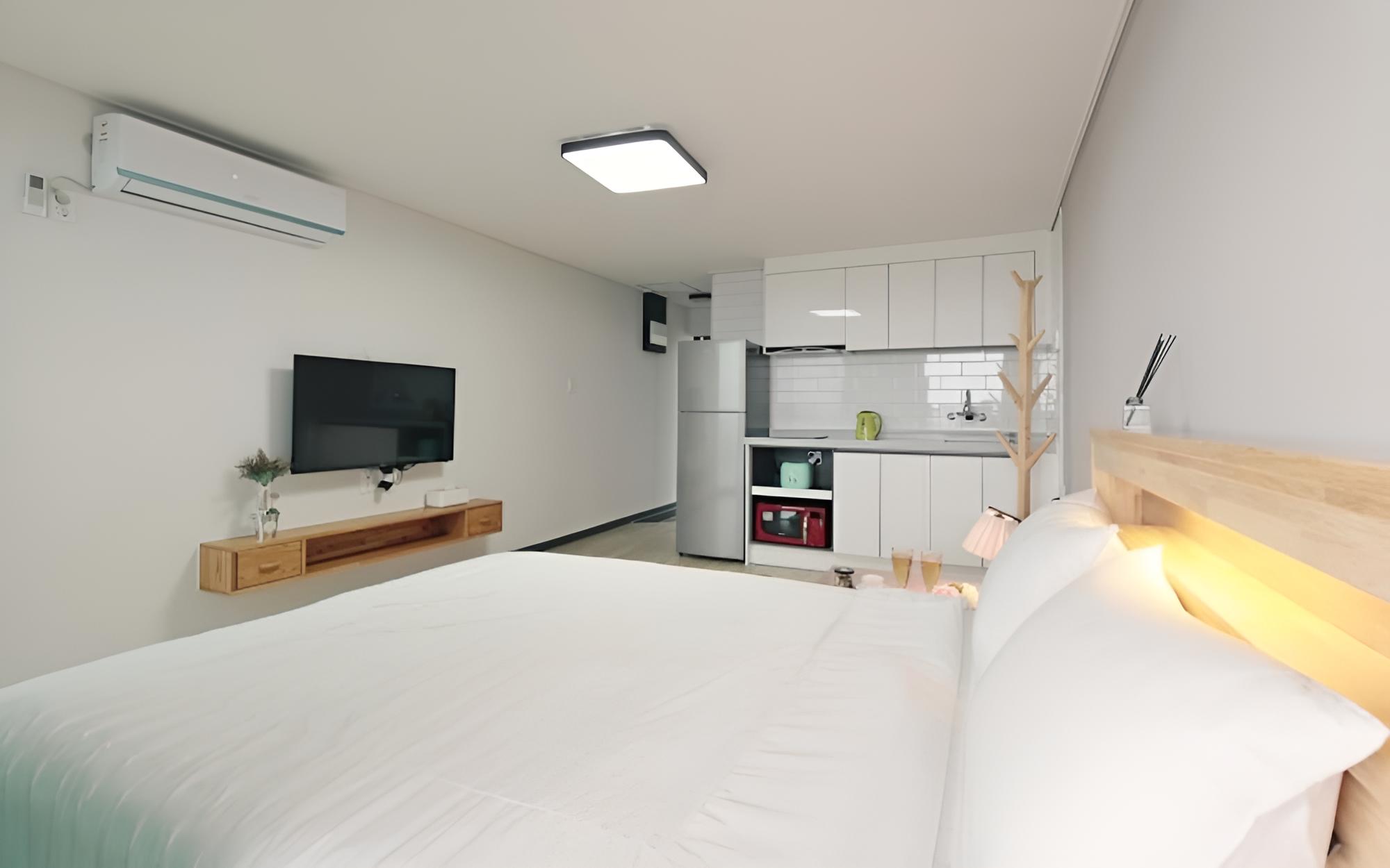 Room (3-C) - Photo 2
