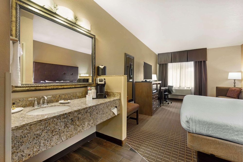 Suite, 1 King Bed, Non Smoking, Refrigerator & Microwave (with Sofabed) photo 3