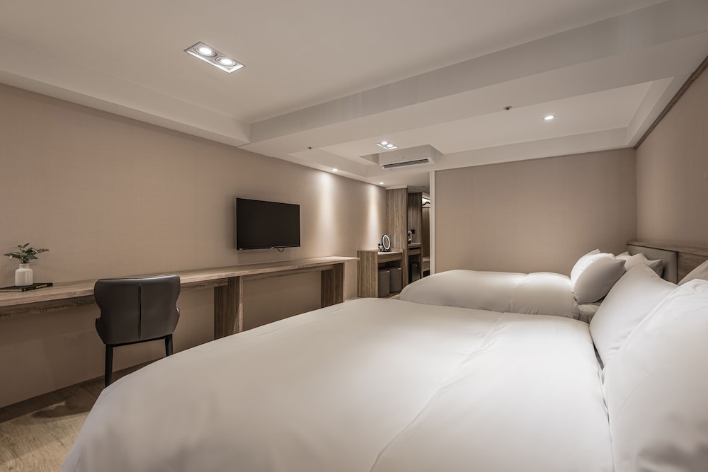 Deluxe Quadruple Room - Photo 3