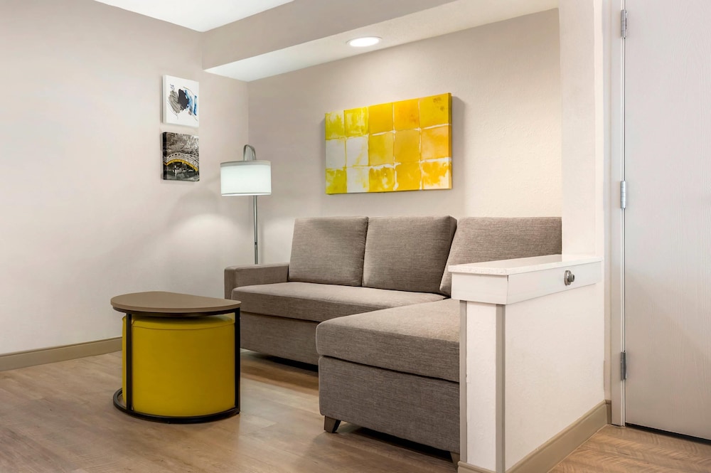 Suite, Multiple Beds, Non Smoking - Photo 4