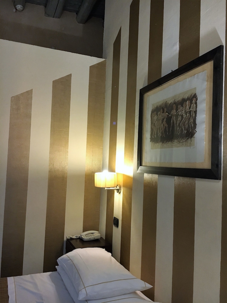Standard Double Room - Photo 12