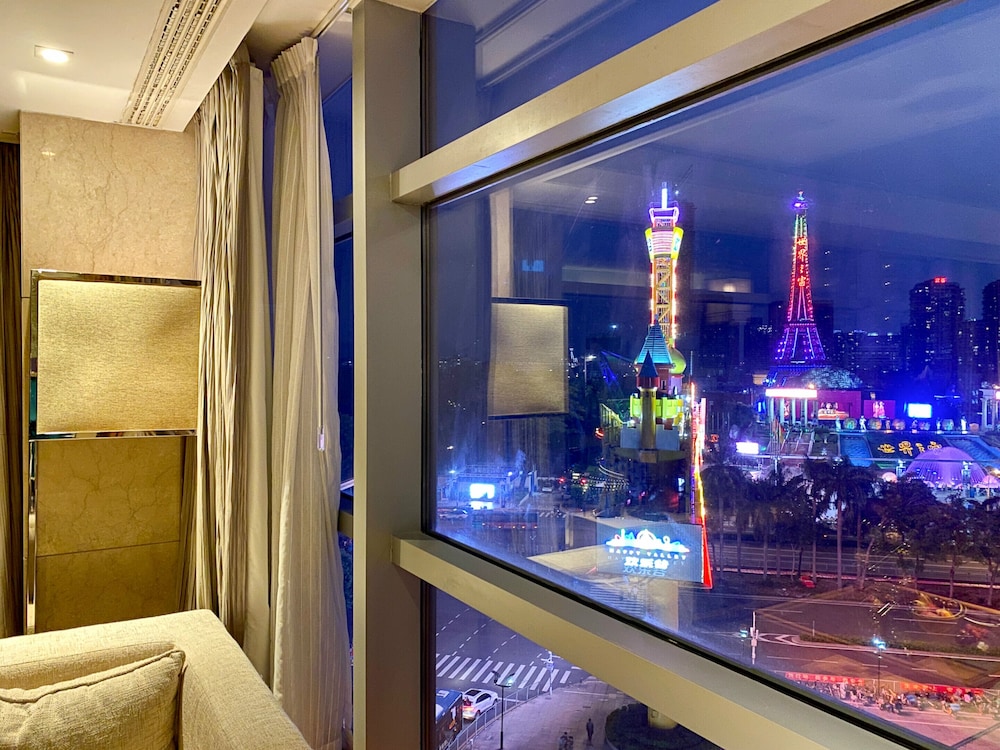 Club Suite, 1 King Bed, City View - Photo 4