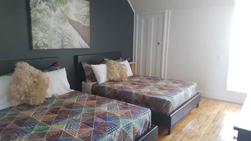 Economy Quadruple Room, 2 Double Beds, Non Smoking, Shared Bathroom photo 2