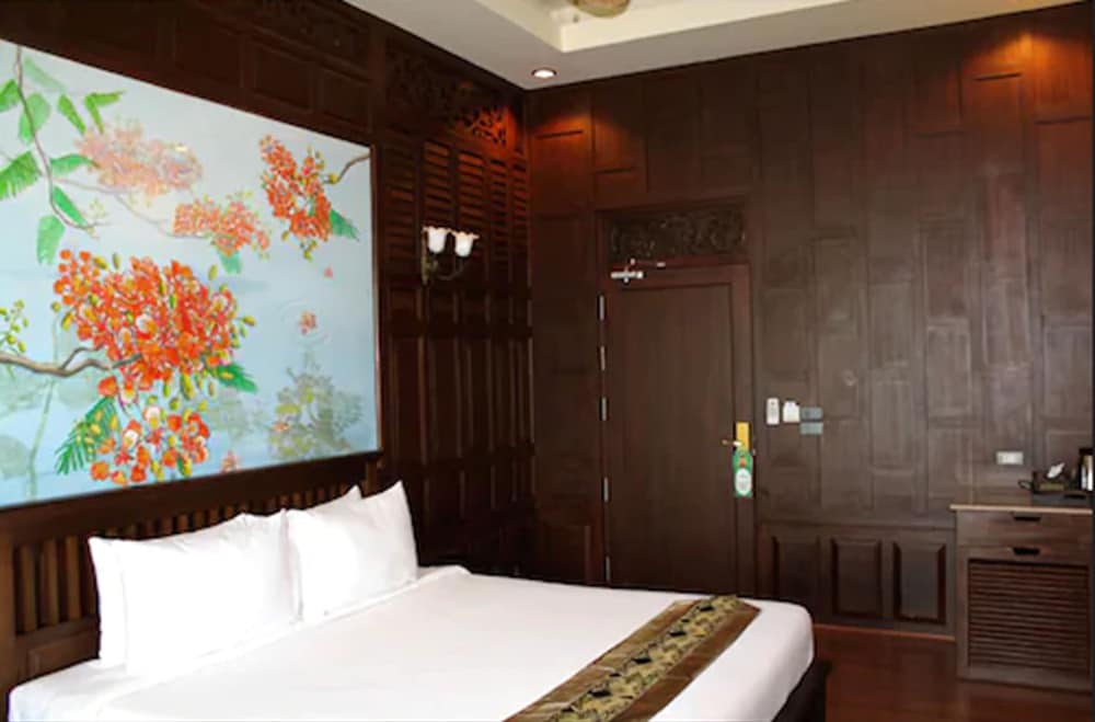 Suite bathtub (Main Building) photo 3