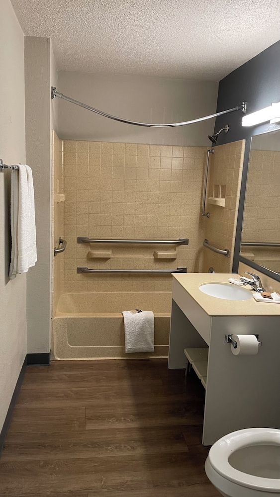 Deluxe Suite, 1 Queen Bed, Non Smoking - Photo 10