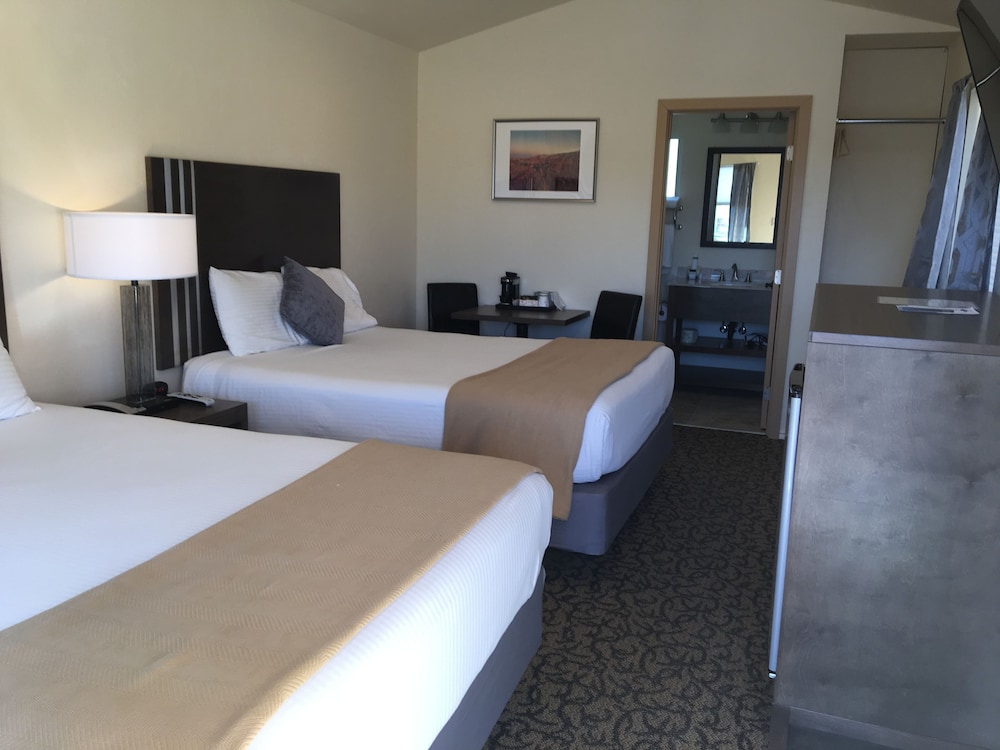 Premium Cabin, 2 Queen Beds, Refrigerator & Microwave, Mountain View photo 1