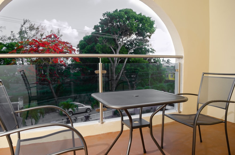 Standard Room, 1 Queen Bed, Non Smoking, Balcony - Photo 3