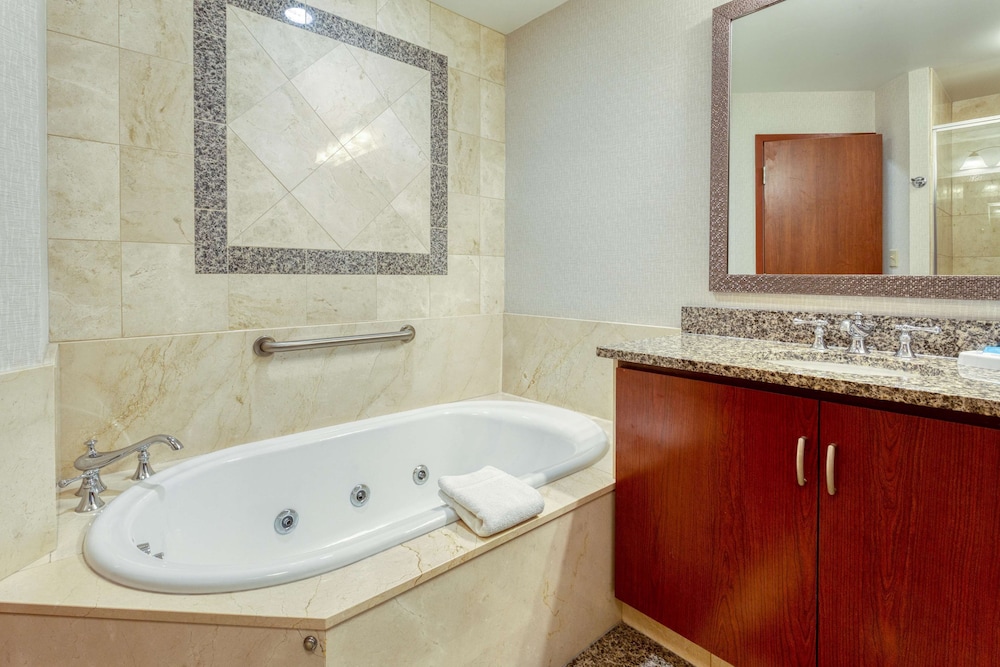 Suite, 1 King Bed, Refrigerator & Microwave (2 Rooms, Jetted tub) - Photo 5
