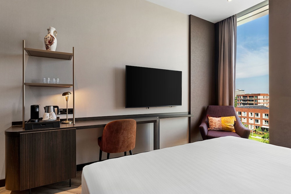 Deluxe Room, 1 King Bed photo 2
