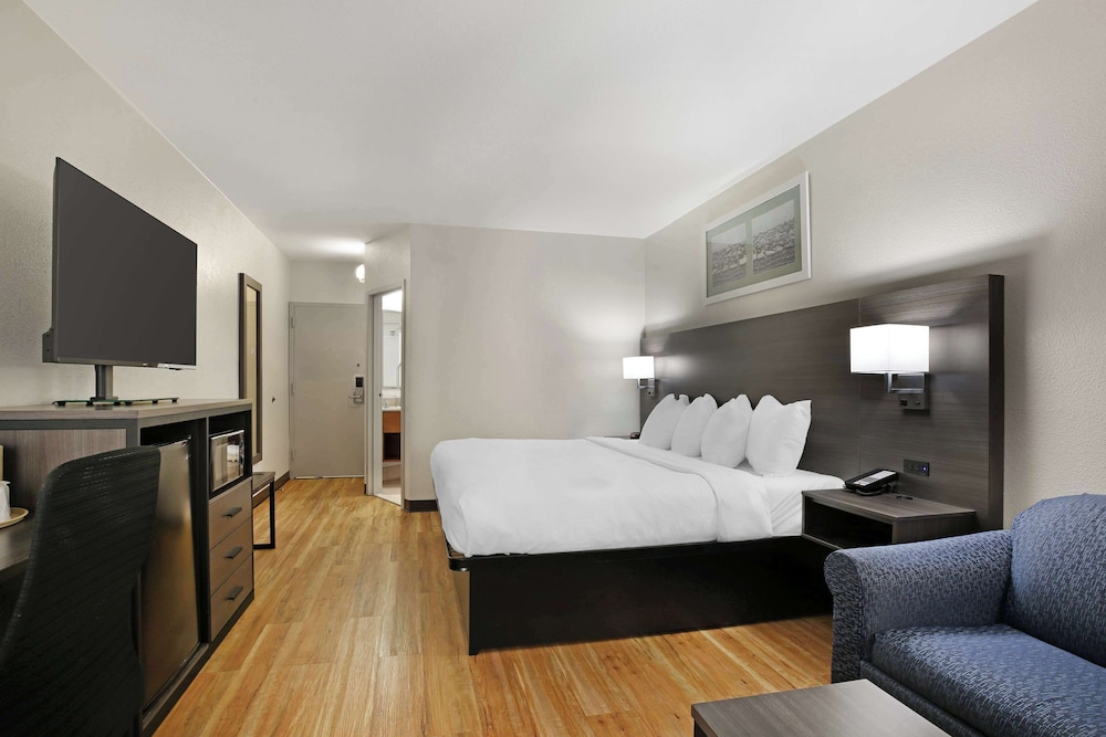 Standard Room, 1 King Bed, Non Smoking (with Single Sofabed) - Photo 4